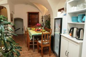 捷克克鲁姆洛夫Mini Hotel Abraka & Apartments的一间带桌椅的厨房和一间带冰箱的厨房
