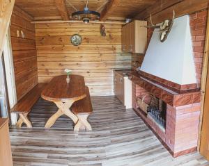 阿尼克什奇艾Storių sodyba的木房间设有桌子和壁炉