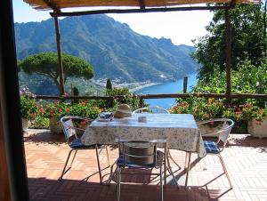拉维罗Villa Casale Ravello Residence的一张桌子和椅子,享有水景
