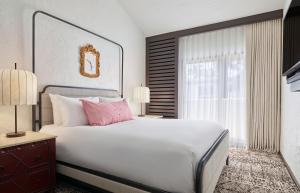 圣巴巴拉Palmoro House的卧室设有一张白色大床和一扇窗户。