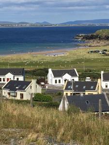 DoogortBeach View Heights, Dugort, Achill Island的海边山丘上的一群房子
