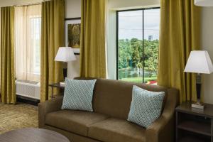 奥兰多Candlewood Suites - Orlando - Lake Buena Vista, an IHG Hotel的带沙发和大窗户的客厅