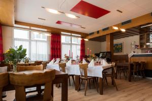 GampelHotel du Pont的用餐室设有桌椅和窗户。