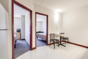 威兰韦兰公寓及会议中心 的客房设有床、桌子和镜子