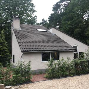 宁斯佩特Huusje21的黑色屋顶的白色房子