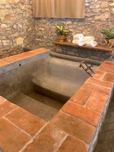 RuotaMondo Pazzo的浴室内设有带水槽的石质浴缸