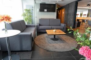 雷克雅未克B14旅舍的客厅配有两张沙发和一张咖啡桌