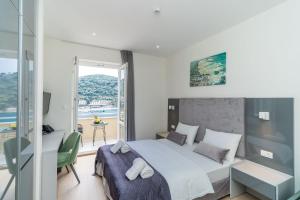 杜布罗夫尼克Art Hotel Dubrovnik的一间卧室配有一张床,享有海景
