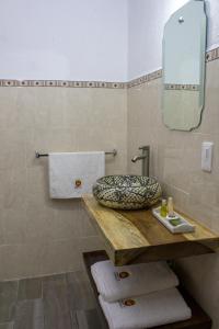 瓜达拉哈拉Hotel Real de Castilla Colonial的浴室配有盥洗盆、镜子和毛巾