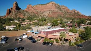 塞多纳Sedona Village Lodge的山前停车场的空中景观