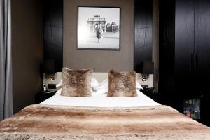 巴黎最佳西方巴黎爱丽舍酒店的卧室配有一张带白色床单和枕头的大床。