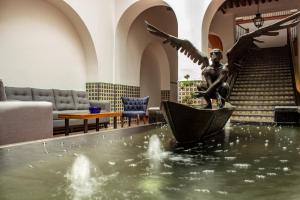 瓜达拉哈拉Hotel Real de Castilla Colonial的水中小船中的女孩雕像