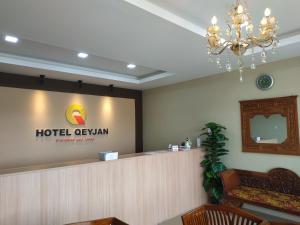 巴西富地Qeyjan Hotel的酒店大堂,墙上有标志