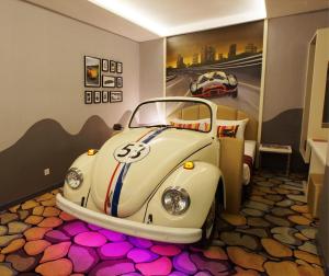 吉隆坡Maison Boutique Theme Hotel Kuala Lumpur by Swing & Pillows的地板上设有火山喷射车的房间