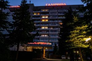 捷尔诺波尔哈里赤亚酒店的一座高大的建筑,上面有标志