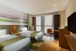 天津融侨套房假日酒店客房内的一张或多张床位