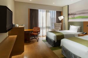 天津融侨套房假日酒店客房内的一张或多张床位