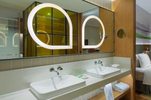 天津融侨套房假日酒店的一间浴室