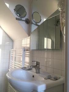 卢布尔雅那Apartments Katrca Ljubljana的一间带水槽和镜子的浴室