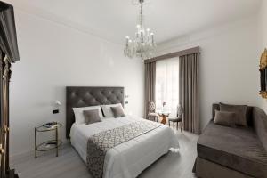 佛罗伦萨伯纳酒店的一间卧室配有一张大床和一个吊灯。