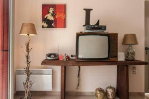 VrísaiNikolis Vacation House的坐在房间桌子上的一个小电视