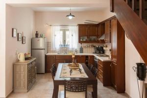VrísaiNikolis Vacation House的厨房配有桌子和冰箱