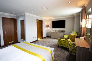 唐克斯特贝斯特韦斯特PLUS牧场酒店的配有一张床和一台平面电视的酒店客房