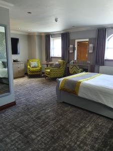 唐克斯特贝斯特韦斯特PLUS牧场酒店的酒店客房,配有一张床、一张桌子和椅子