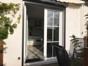 萨加尔德Fewo in sonniger Lage in Sagard的房屋的开放式滑动玻璃门