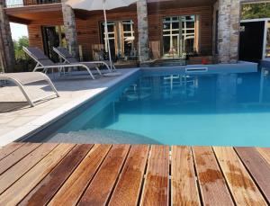 布里西盖拉Modus Aquae的一个带木甲板和房子的游泳池