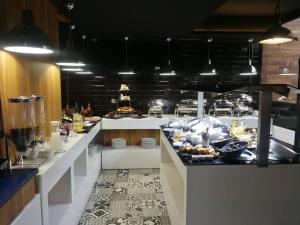 盖尼特拉Hotel Vitality Terminus的一间提供自助餐的大厨房