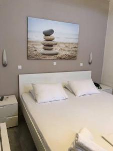 艾西奥斯索蒂斯Akrogiali Hotel的一张有一堆岩石照片的床