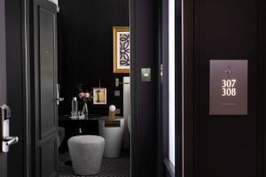 巴黎Le Damantin Hôtel & Spa的黑色浴室设有卫生间和桌子