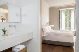 巴塞罗那巴塞罗那GL阿尔玛酒店的白色卧室配有床和镜子