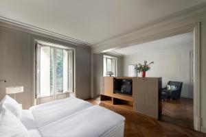 巴塞罗那巴塞罗那GL阿尔玛酒店的客厅配有白色沙发和电视