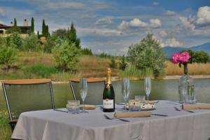 梅尔尼克Zornitza Family Estate Relais & Chateaux的一张桌子,上面放着一瓶葡萄酒和一朵花