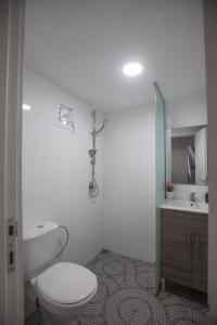 提比里亚苏比奇凯尼瑞度假酒店的一间带卫生间和水槽的浴室