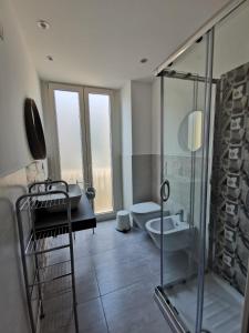 卡塔尼亚Hygge House Catania的带淋浴、卫生间和盥洗盆的浴室
