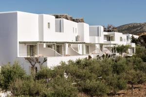 纳乌萨Saint Andrea Seaside Resort的享有树木繁茂的白色房屋的景致。