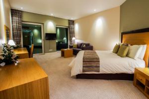 圣赫利尔泽西法兰西酒店的酒店客房设有床和客厅。