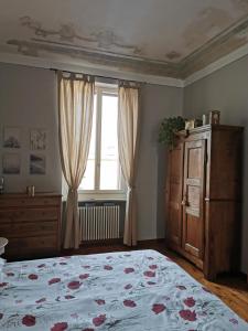 比耶拉In centro da Laura, Via Repubblica 49 BI的一间卧室设有一张床和一个窗口