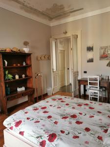 比耶拉In centro da Laura, Via Repubblica 49 BI的一间卧室配有一张红色鲜花的大床