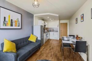 莱斯特UR STAY Apartments Leicester的带沙发和桌子的客厅以及厨房。