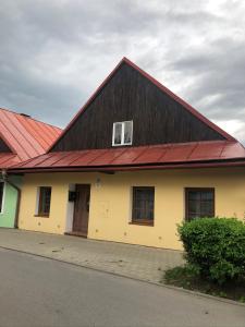 凯日马罗克Historický dom Kežmarok的红色的黄色建筑,有红色的屋顶