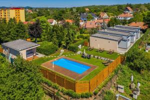 基约夫Penzion Jako Doma的享有带游泳池的房屋的空中景致