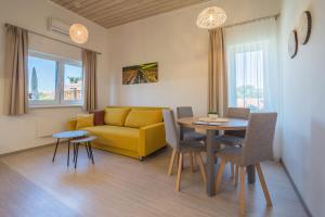 基约夫Penzion Jako Doma的客厅配有黄色的沙发和桌子