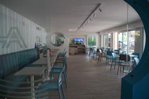 贝拉里亚-伊贾马里纳阿德里亚酒店的一间带桌椅和镜子的用餐室