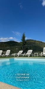 屈屈尼昂屈屈尼昂马厩住宿加早餐旅馆的一张带椅子的游泳池和山脉的照片