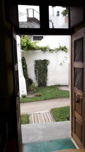 莫桑比克岛Jardim dos Aloés, Unique B&B - Casa de Charme的享有庭院景致的开放式门