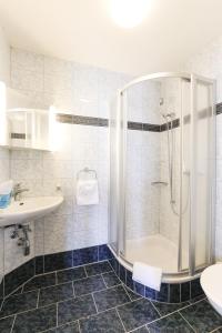 Niederuzwilhotel löwen的带淋浴和盥洗盆的浴室